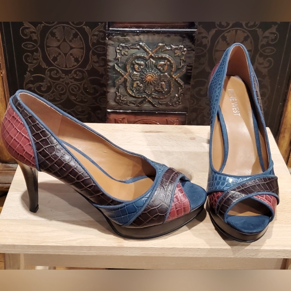 Elegant Blue and Red Peep-Toe Heels - Picture 3 of 6